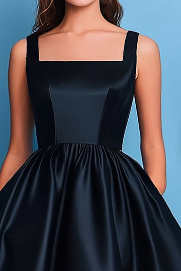 Robe de bal longue noire en satin à col carré trapèze